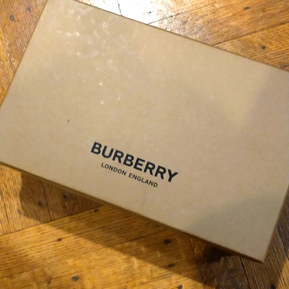 Authentic BURBERRY FLAT SHOES - Picture 2 of 10